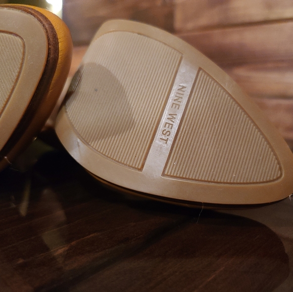 Mustard Nine West shoe - Picture 5 of 8